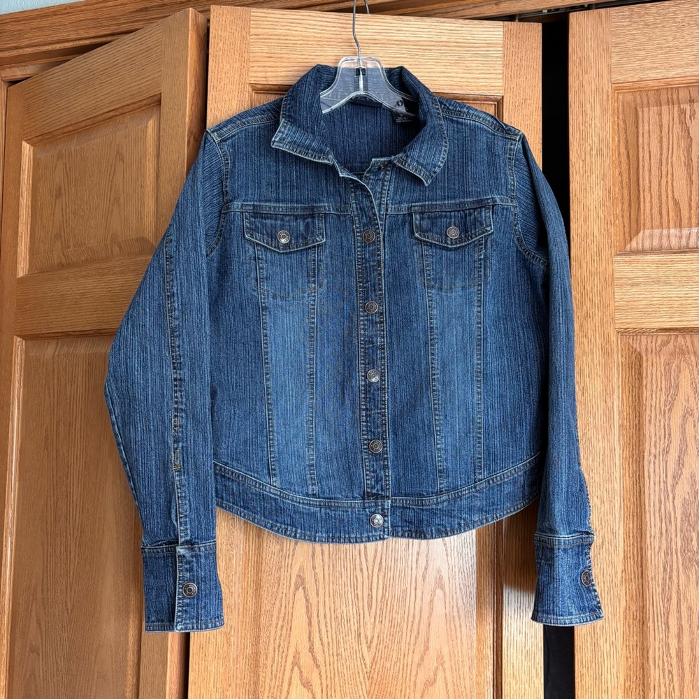 Blue Denim Jacket Round Front straight hem in the back Size L (14-16) Youth Girl
